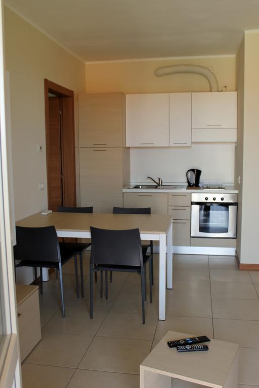 Residence Barcarola Сирмионе Стая снимка